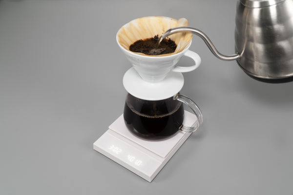 Polaris coffee scale showing completed pour-over brewing process with full carafe
